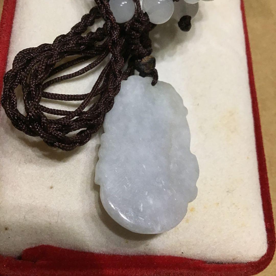 翡翠の彫刻ネックレス