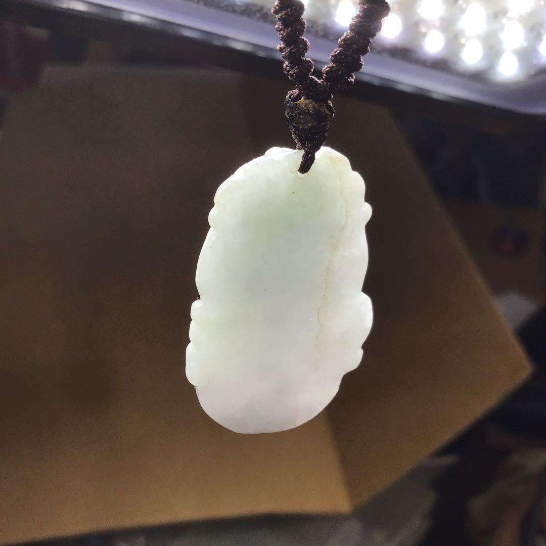 翡翠の彫刻ネックレス