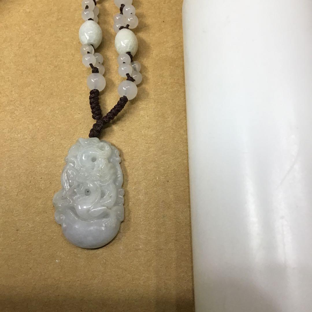 翡翠の彫刻ネックレス