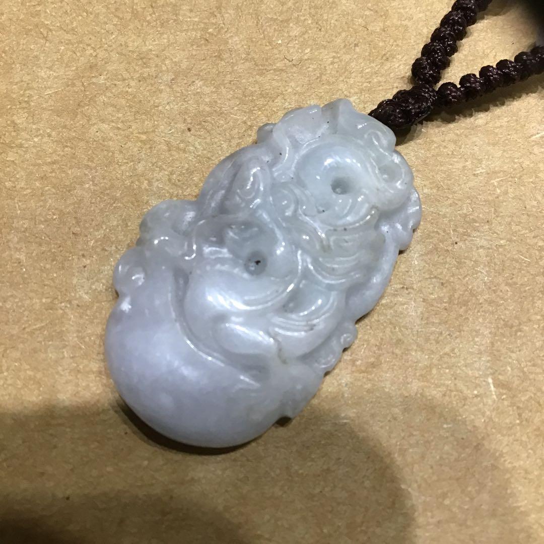 翡翠の彫刻ネックレス
