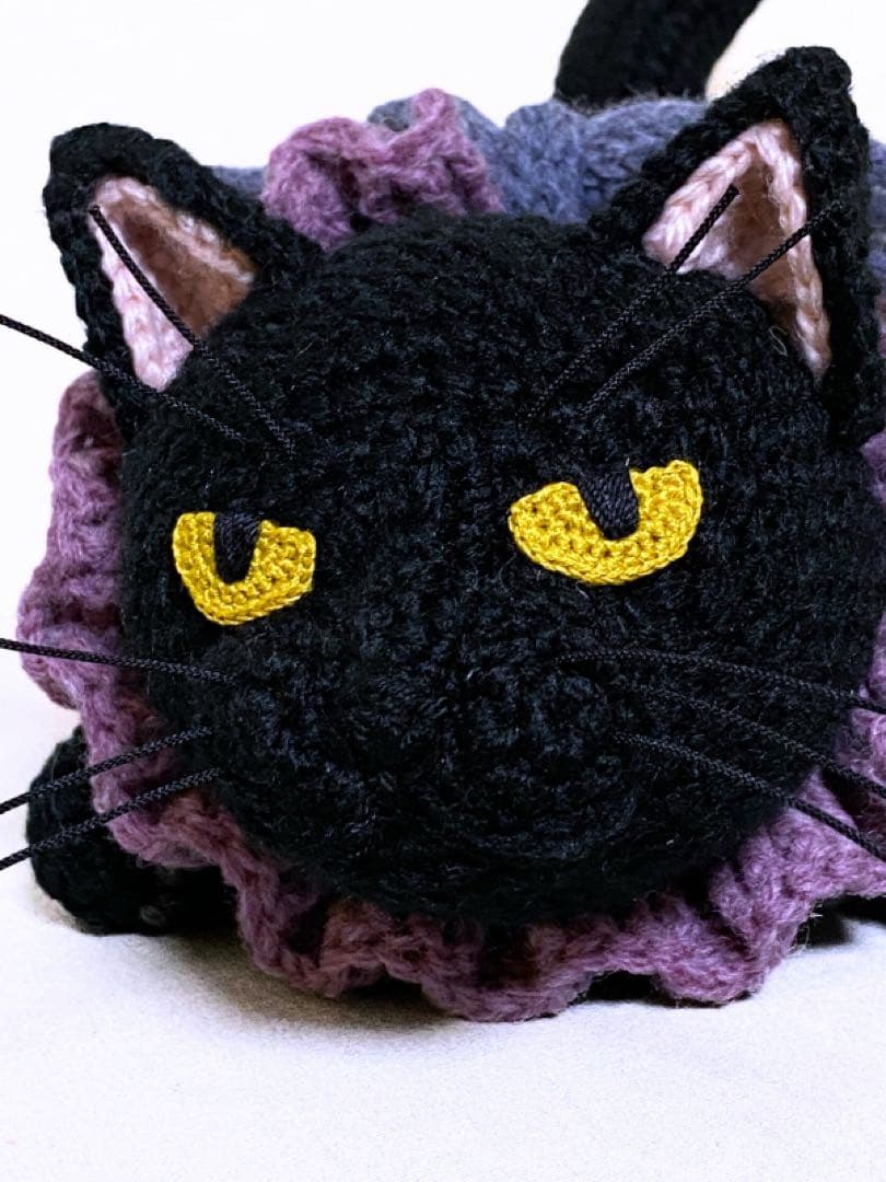 寝そべり黒猫さんのあみぐるみ