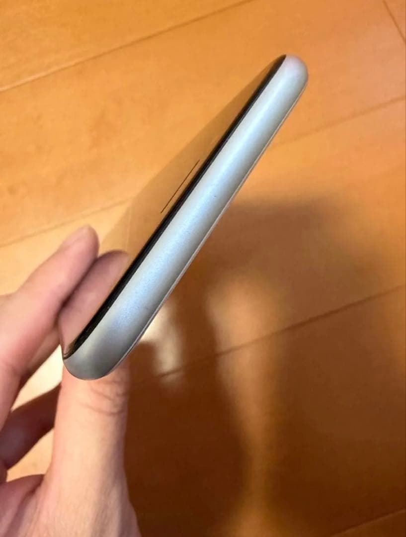 中古Apple iPhone SE 128GB 新品電池交換用キット付