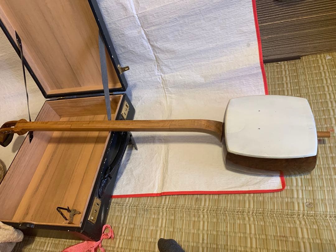 【特選】期間限定値下げ　白紅木三味線 三味線三折れ式　天然素材糸巻き ケース付き