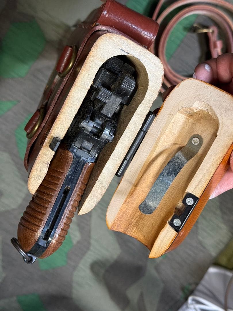❹ドイツ軍 モーゼルM712用木製ホルスター&ホルダーとスリング(レプリカ)