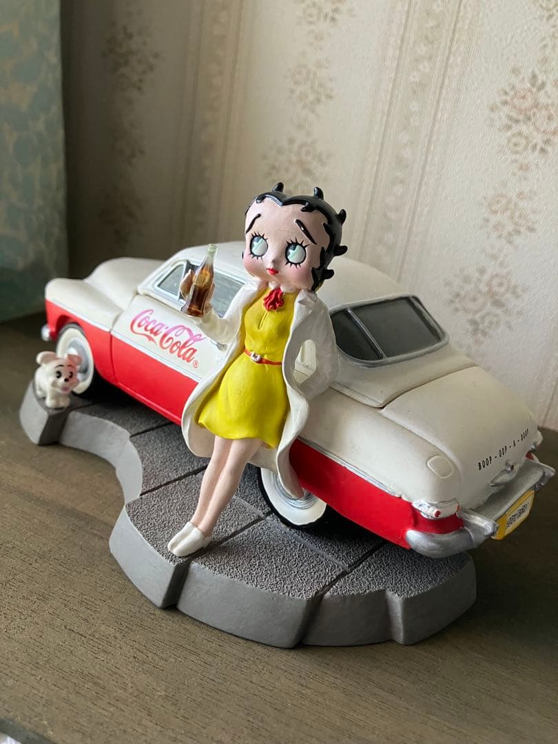 コカコーラ　ベティフィギュア　2体