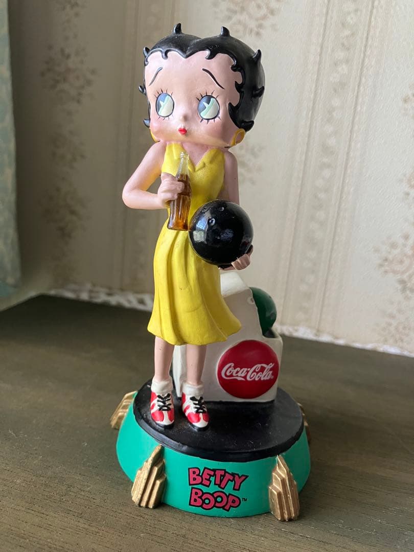 コカコーラ　ベティフィギュア　2体