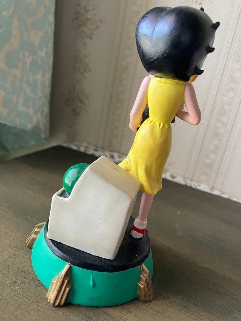 コカコーラ　ベティフィギュア　2体