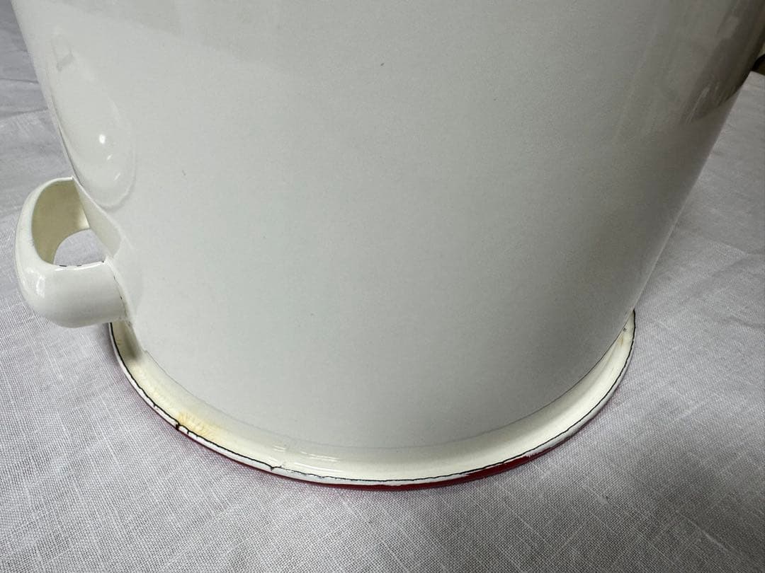 蓋付き白色ホーロー深型鍋　 直径約22.0cm、高さ約21.5cm