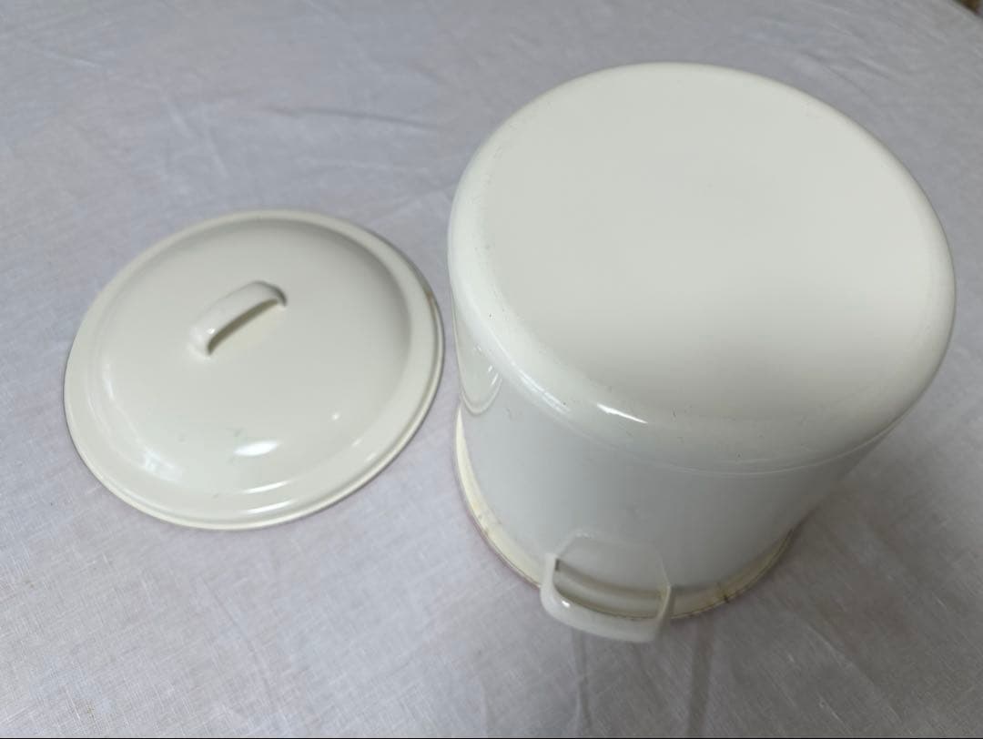 蓋付き白色ホーロー深型鍋　 直径約22.0cm、高さ約21.5cm