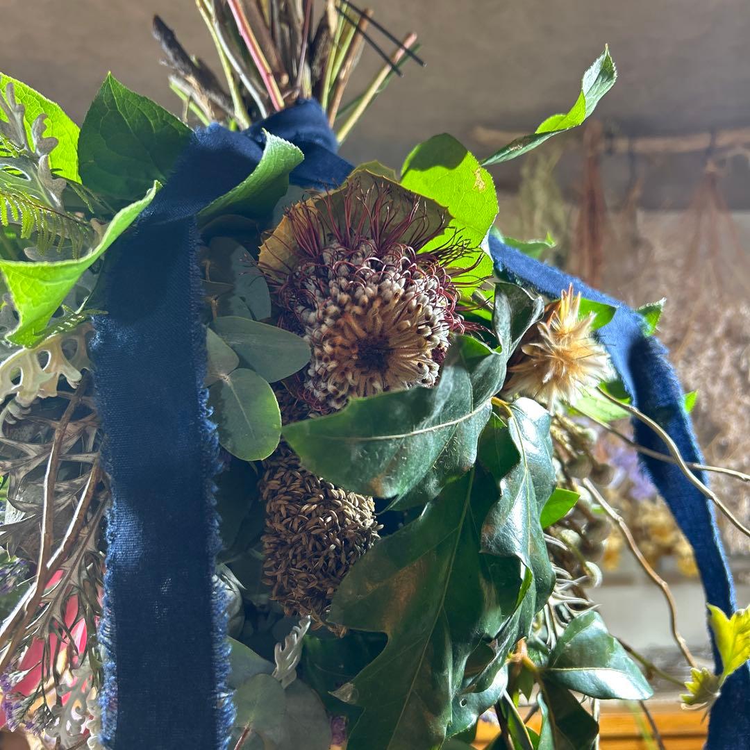 2種のキングプロテアの吊り下げスワッグ