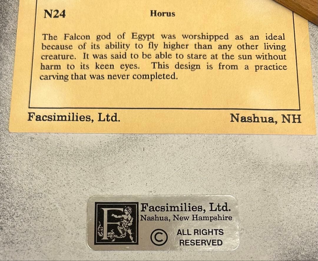 太陽神ホルスの置物