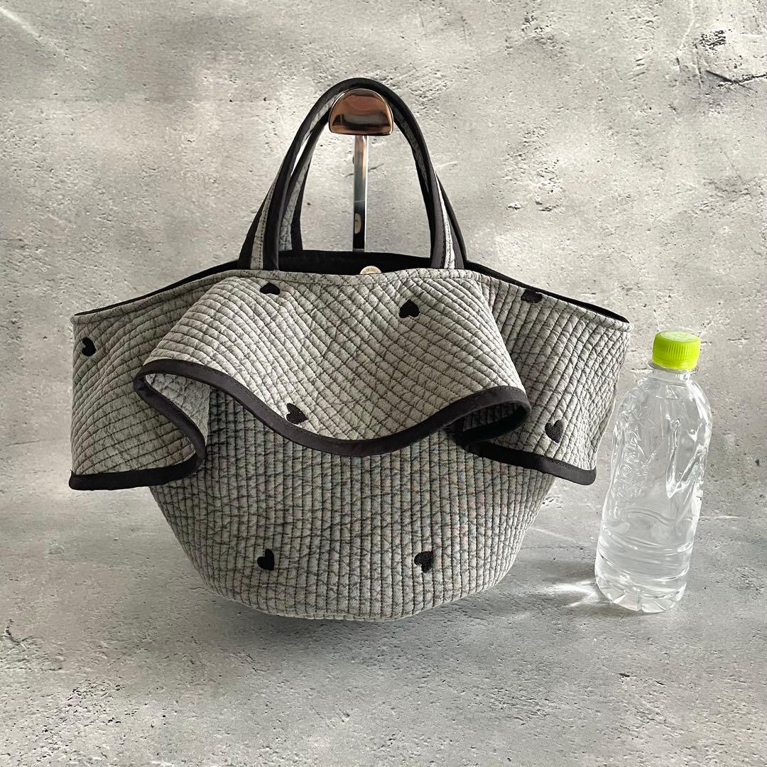 フレアフリル付き丸底マルシェバッグ　ヌビバッグ　ハート刺繍グレー　ハンドメイド