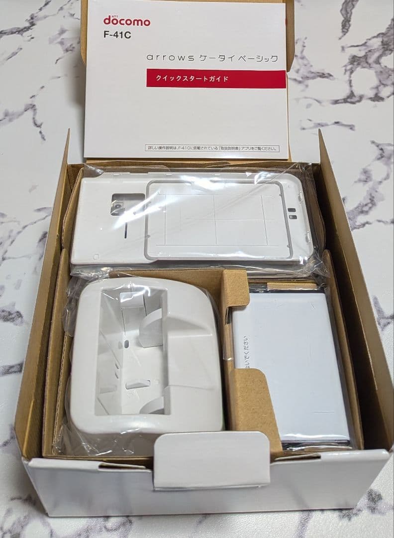 新品未使用 arrows ケータイ ベーシック F-41C ゴールド ドコモ