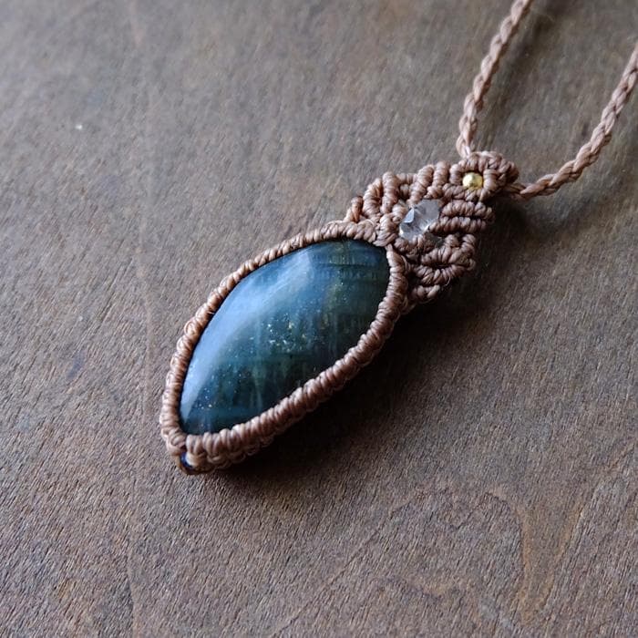 ラブラドライト（マダガスカル産） マクラメ編みペンダントネックレス 　3675