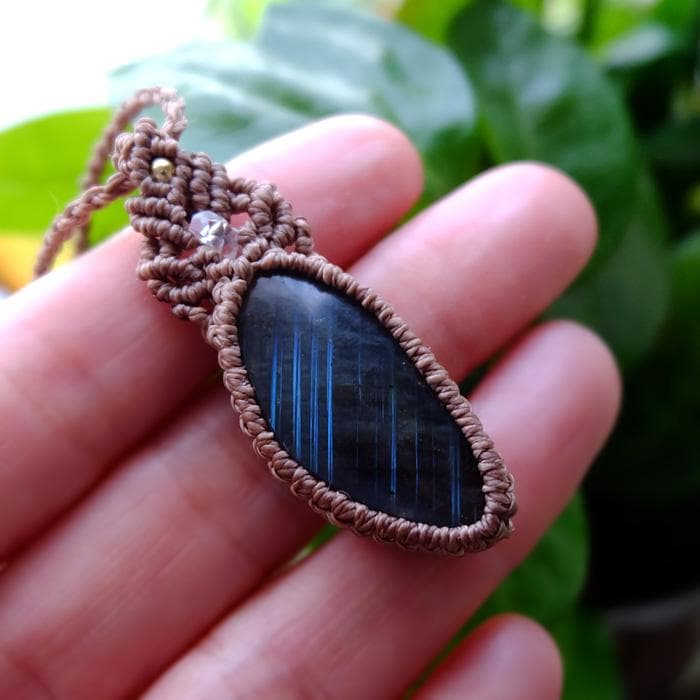 ラブラドライト（マダガスカル産） マクラメ編みペンダントネックレス 　3675