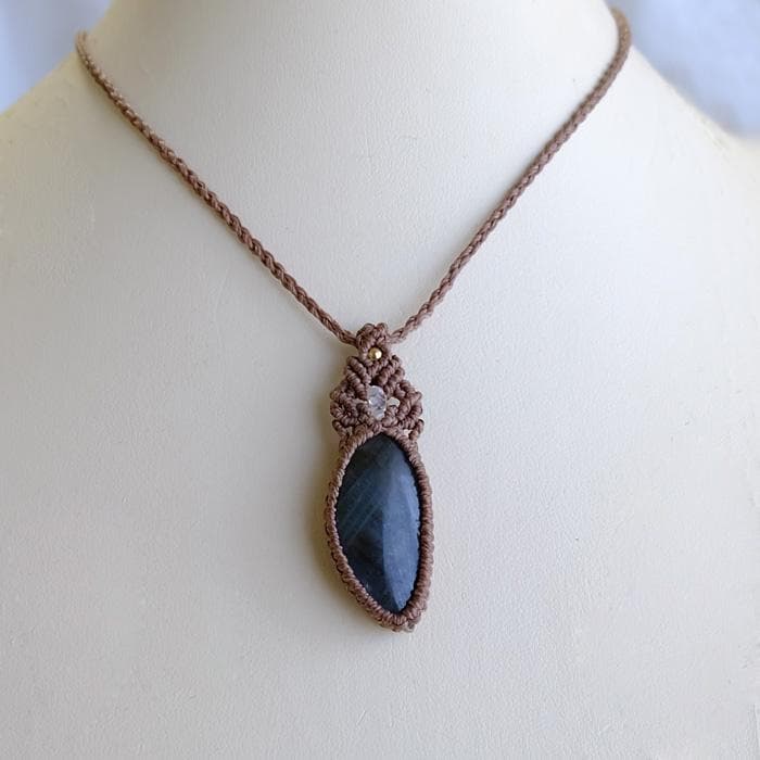 ラブラドライト（マダガスカル産） マクラメ編みペンダントネックレス 　3675