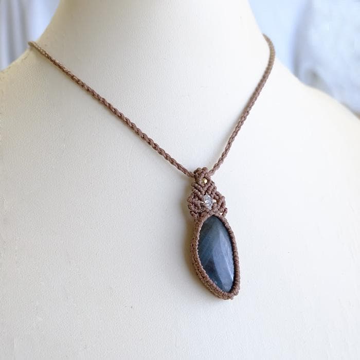 ラブラドライト（マダガスカル産） マクラメ編みペンダントネックレス 　3675