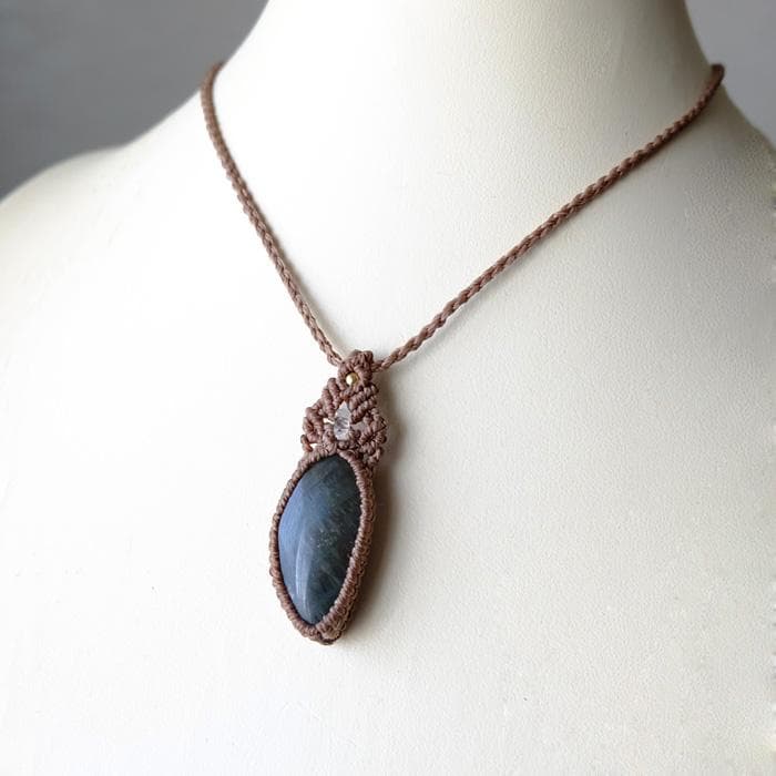 ラブラドライト（マダガスカル産） マクラメ編みペンダントネックレス 　3675
