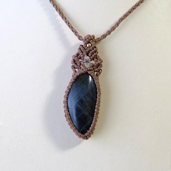 ラブラドライト（マダガスカル産） マクラメ編みペンダントネックレス 　3675