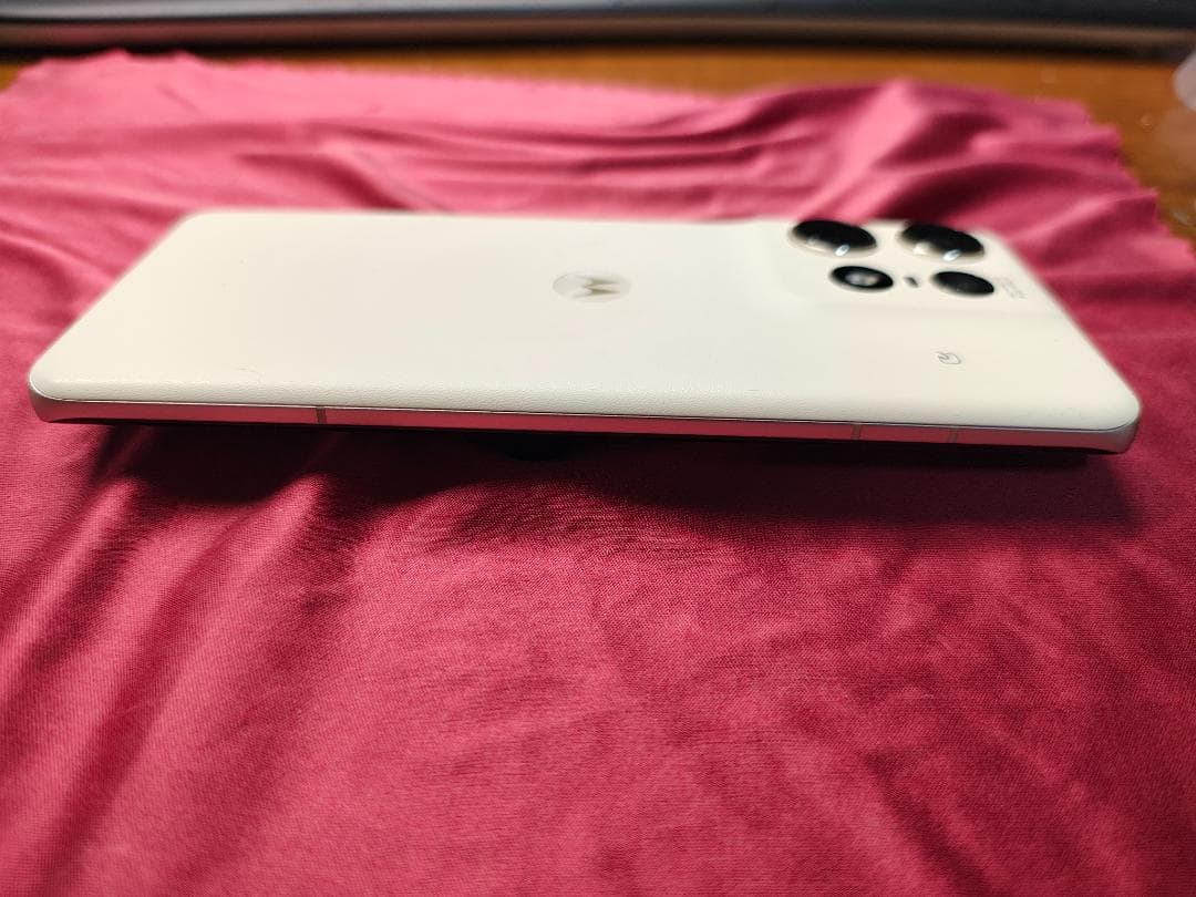 Motorola Edge 50s Pro バニラクリーム （画面割ジャンク）