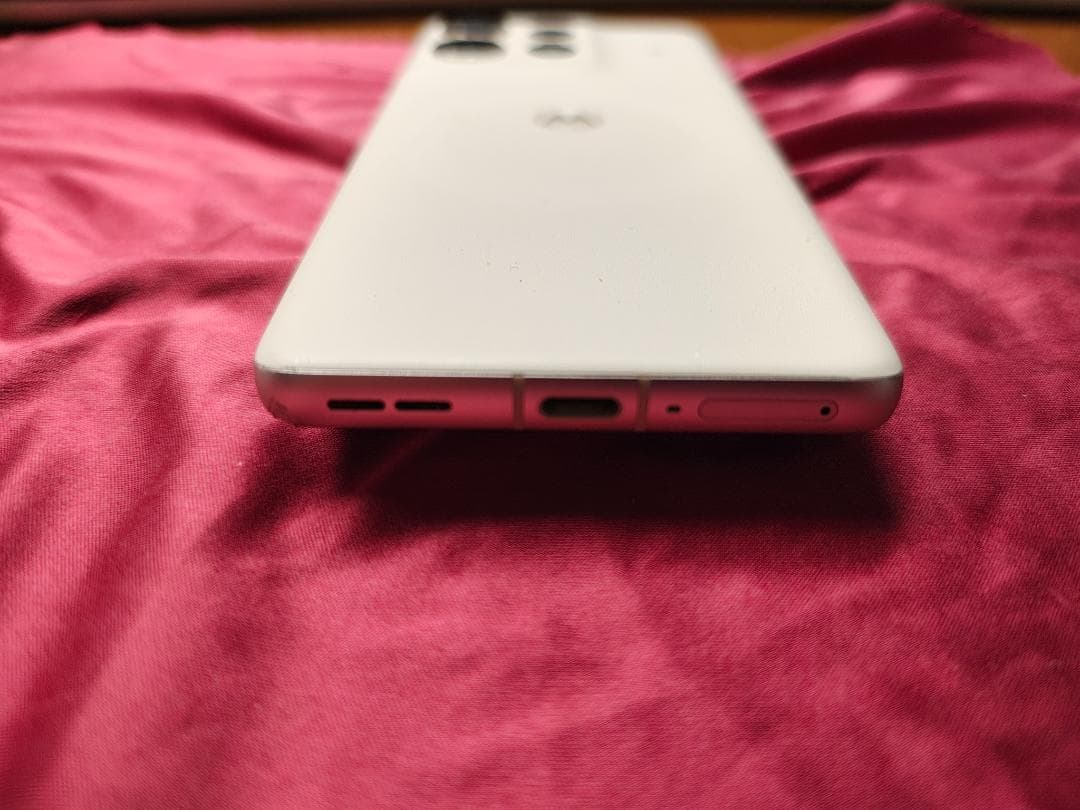 Motorola Edge 50s Pro バニラクリーム （画面割ジャンク）