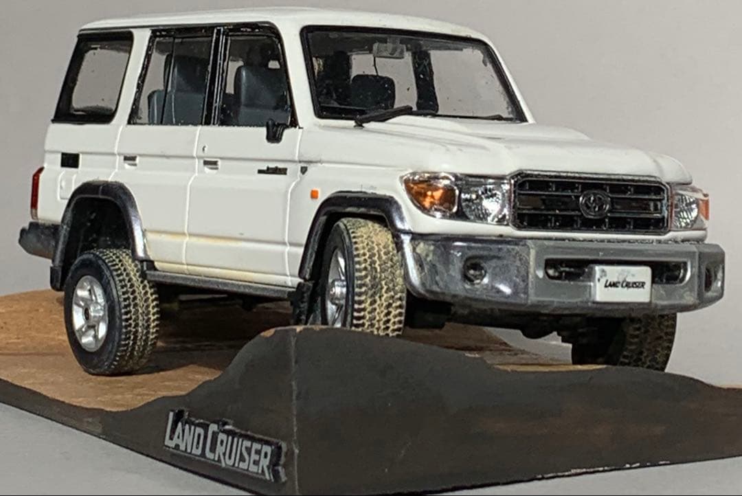ランドクルーザー 70 カラーサンプル 悪路走破 展示台付きジオラマ 鑑賞品