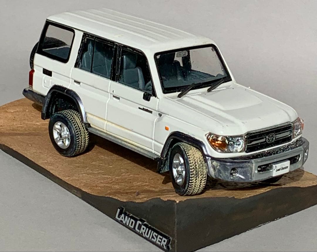 ランドクルーザー 70 カラーサンプル 悪路走破 展示台付きジオラマ 鑑賞品
