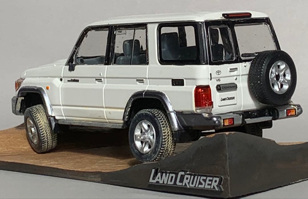 ランドクルーザー 70 カラーサンプル 悪路走破 展示台付きジオラマ 鑑賞品