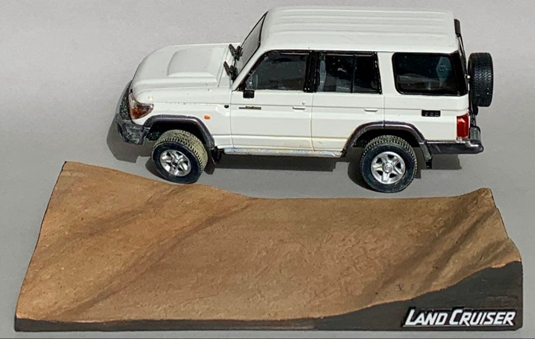 ランドクルーザー 70 カラーサンプル 悪路走破 展示台付きジオラマ 鑑賞品