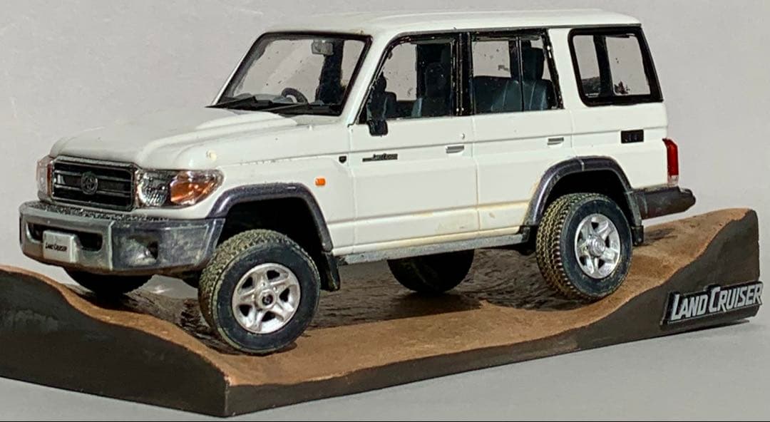 ランドクルーザー 70 カラーサンプル 悪路走破 展示台付きジオラマ 鑑賞品