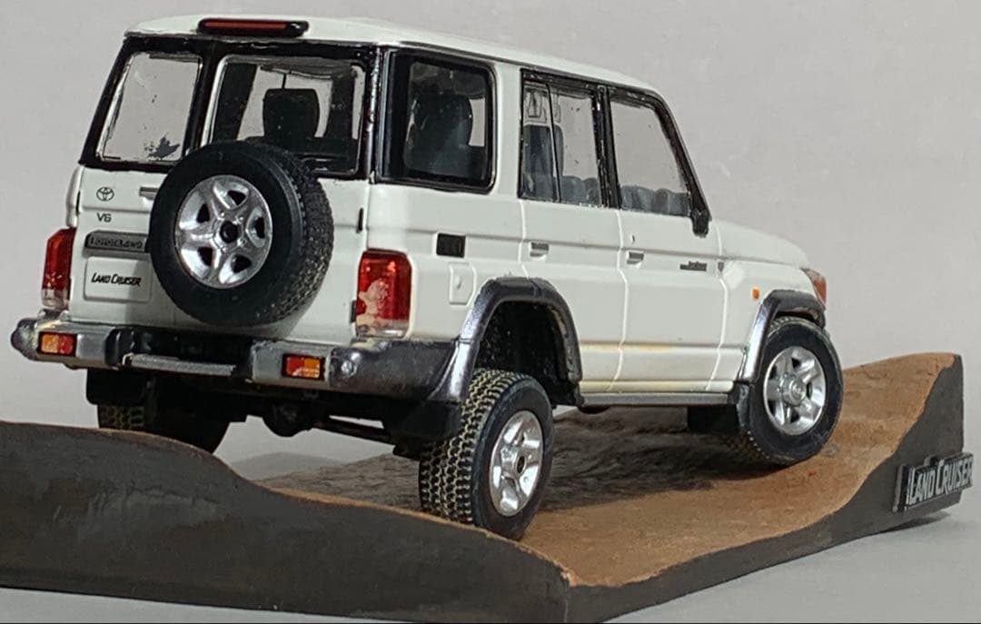 ランドクルーザー 70 カラーサンプル 悪路走破 展示台付きジオラマ 鑑賞品