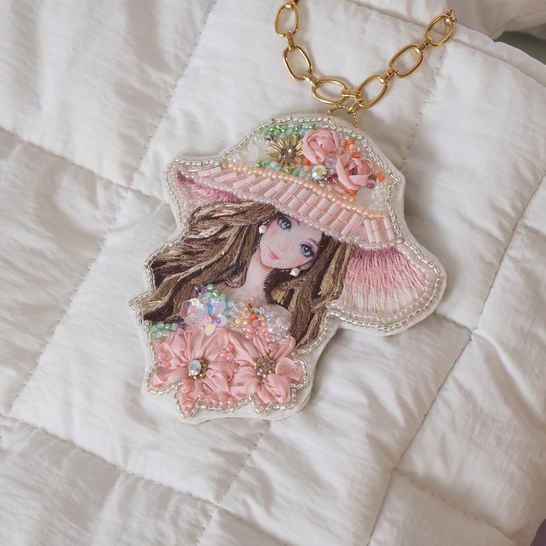 ビーズ刺繍 バッグチャーム 女の子 ハンドメイド 刺繍 ブローチ