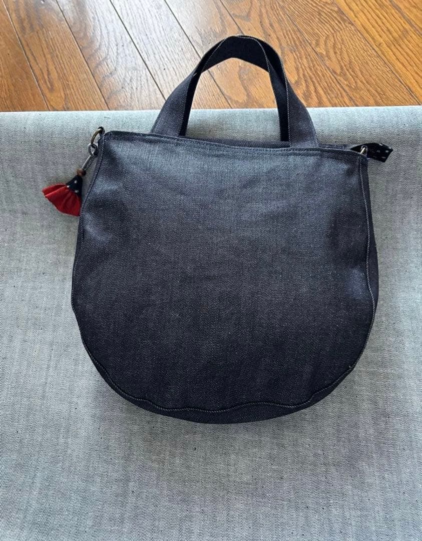 tosiです。岡山デニムと古布　渦巻きギャザーフリルトートバッグとブローチ
