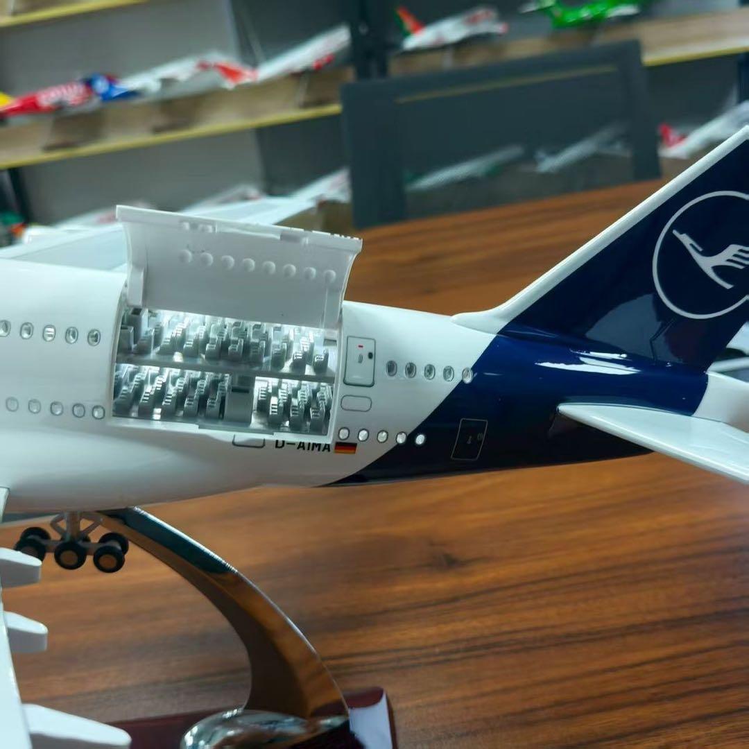 1/160 A380 ルフトハンザ 内部可視 LED付 組立式 空港マット付