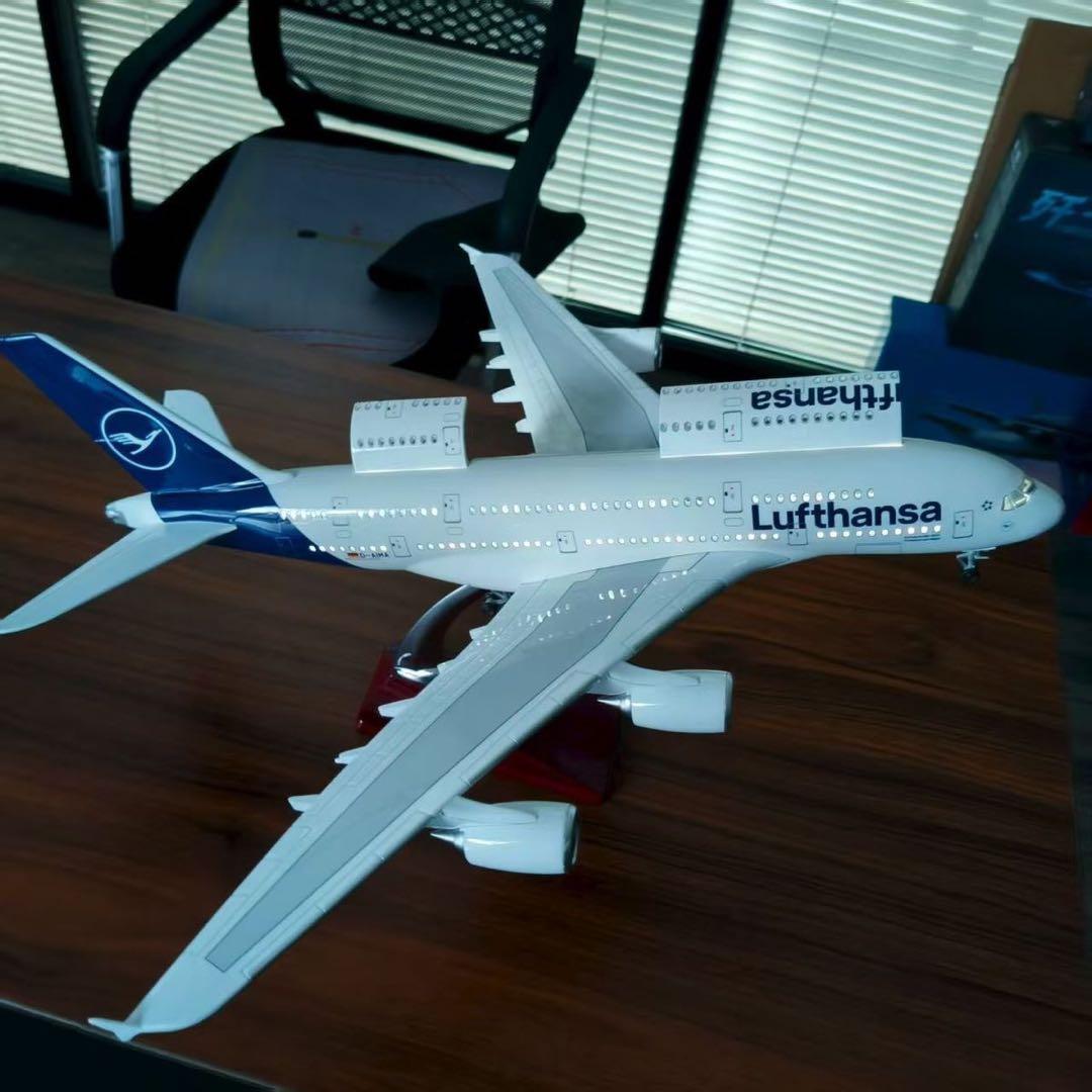 1/160 A380 ルフトハンザ 内部可視 LED付 組立式 空港マット付