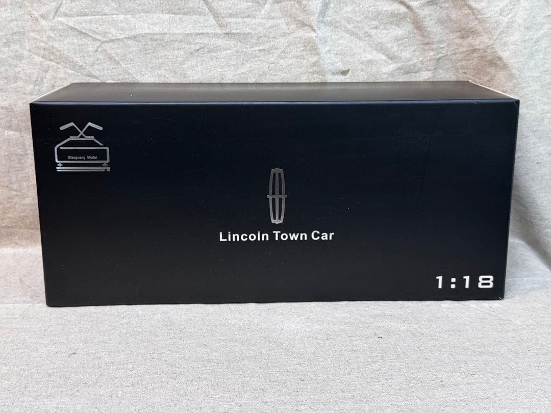 ミニカー Lincoln Town Car 1/18