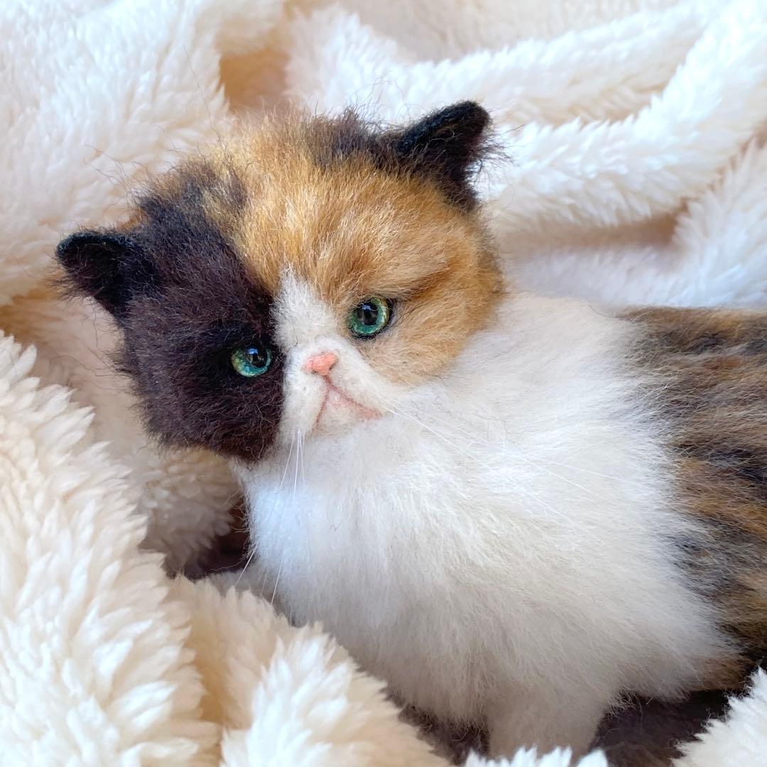 羊毛フェルト猫　全身タイプ　リアル可愛い三毛のエキゾチックショートヘア
