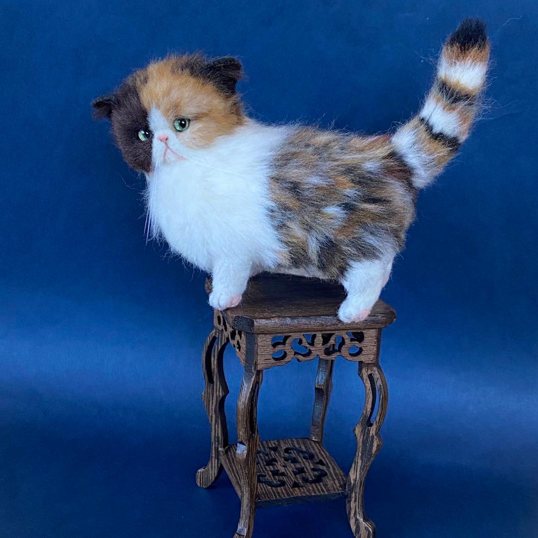 羊毛フェルト猫　全身タイプ　リアル可愛い三毛のエキゾチックショートヘア