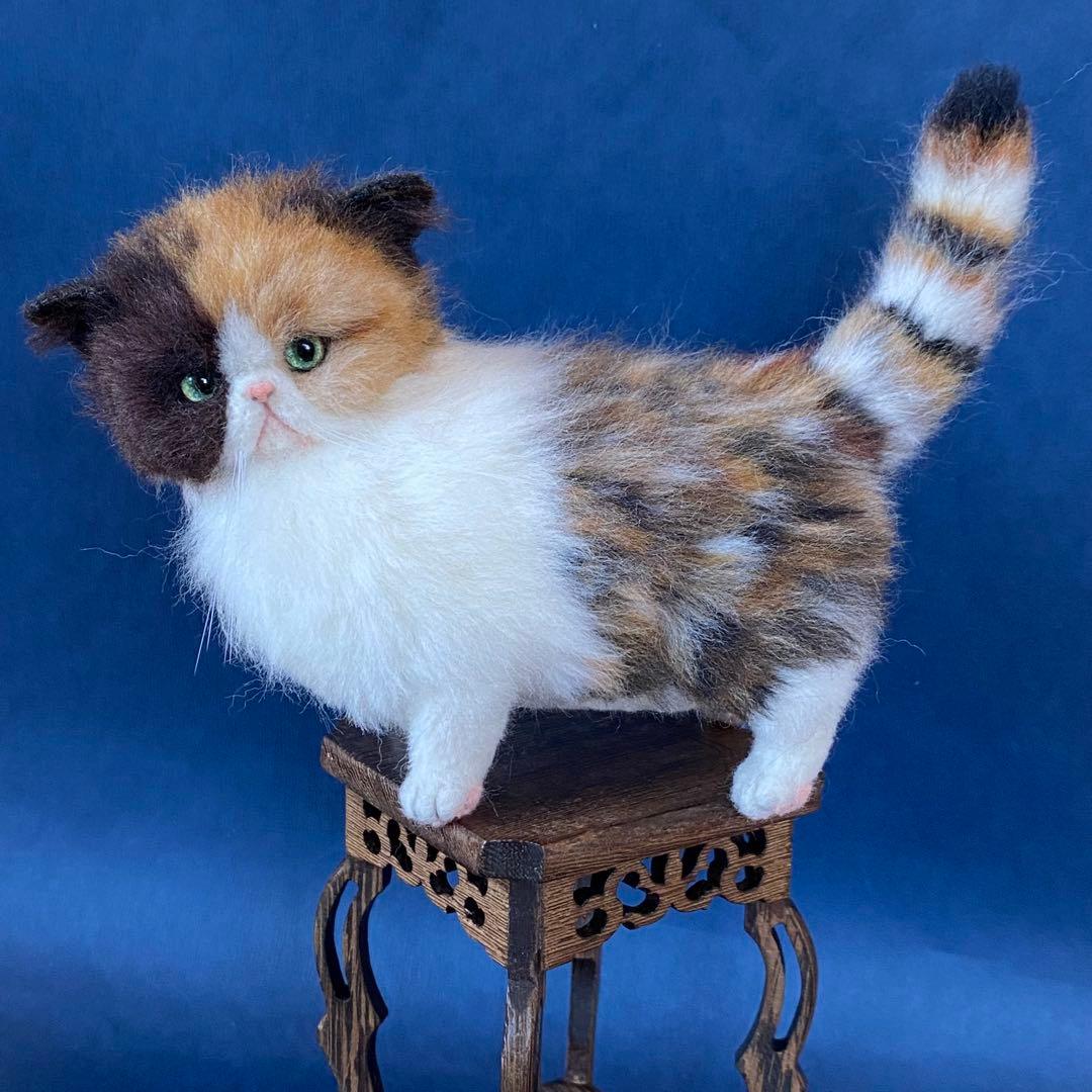 羊毛フェルト猫　全身タイプ　リアル可愛い三毛のエキゾチックショートヘア