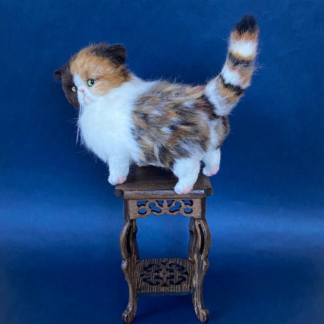 羊毛フェルト猫　全身タイプ　リアル可愛い三毛のエキゾチックショートヘア