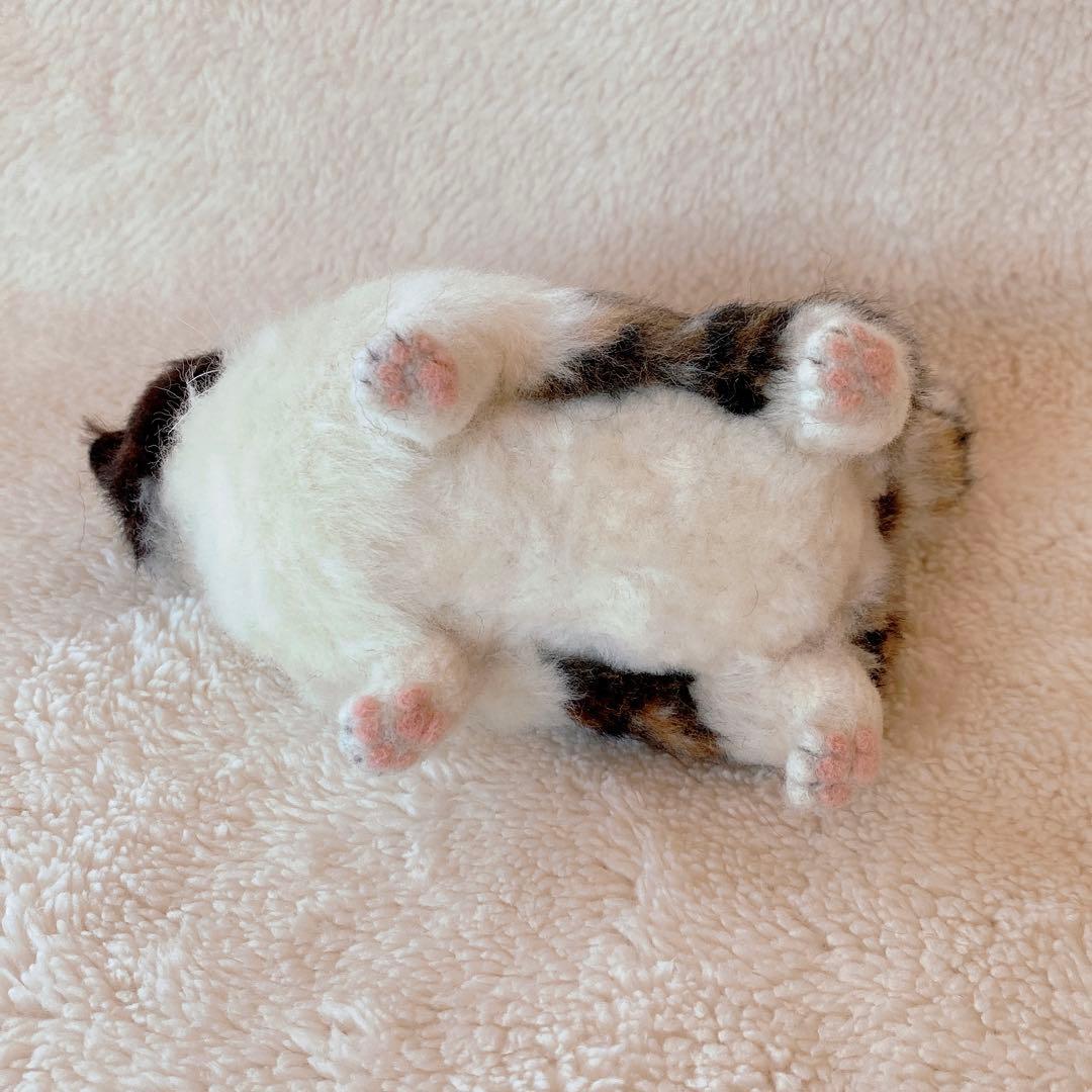 羊毛フェルト猫　全身タイプ　リアル可愛い三毛のエキゾチックショートヘア