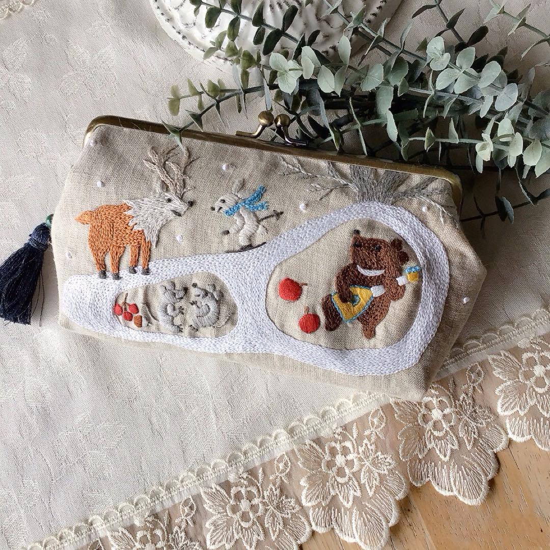 冬の森の物語のがま口ポーチ　手刺繍　ハンドメイド