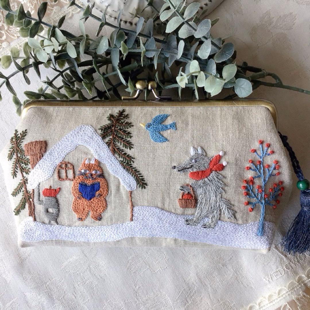 冬の森の物語のがま口ポーチ　手刺繍　ハンドメイド