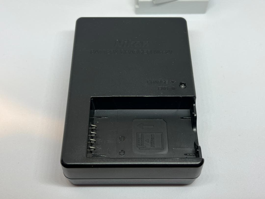 ニコン　Nikon1 J4 ミラーレス一眼　ホワイト 標準レンズ　 動作確認済み
