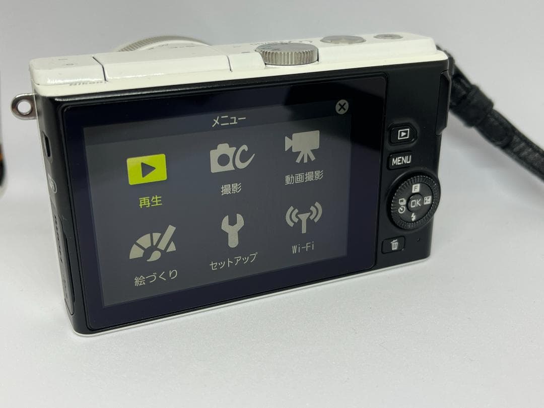 ニコン　Nikon1 J4 ミラーレス一眼　ホワイト 標準レンズ　 動作確認済み