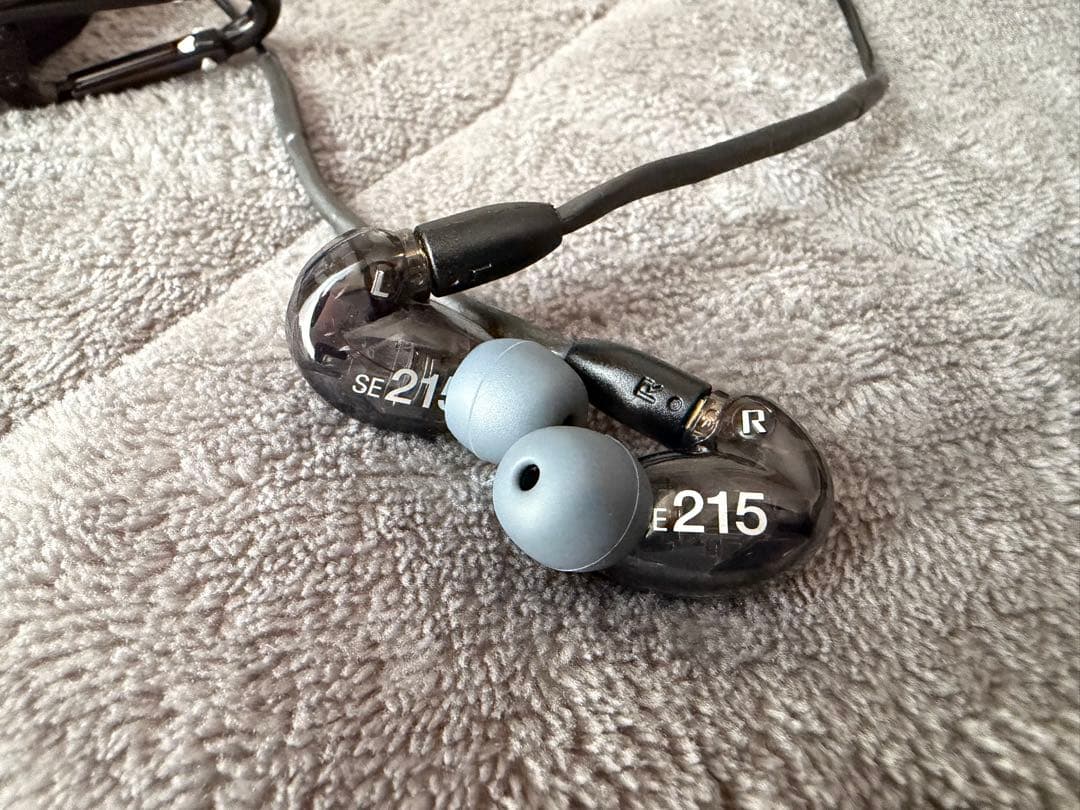 SHURE SE215 有線イヤホン ブラック ゲーミングヘッドホン　ケース付