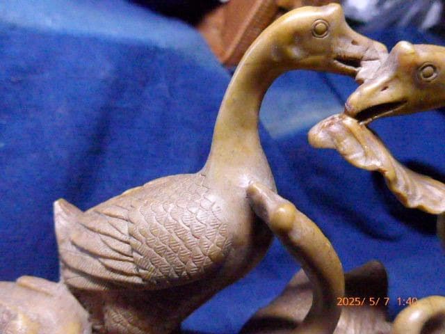石の彫刻です。水鳥の親子です。