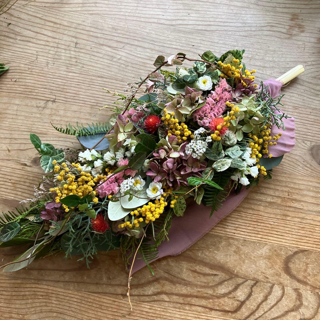 ミランドールミモザといちご畑のようなスワッグガーランド　水無月紫陽花　スターチス