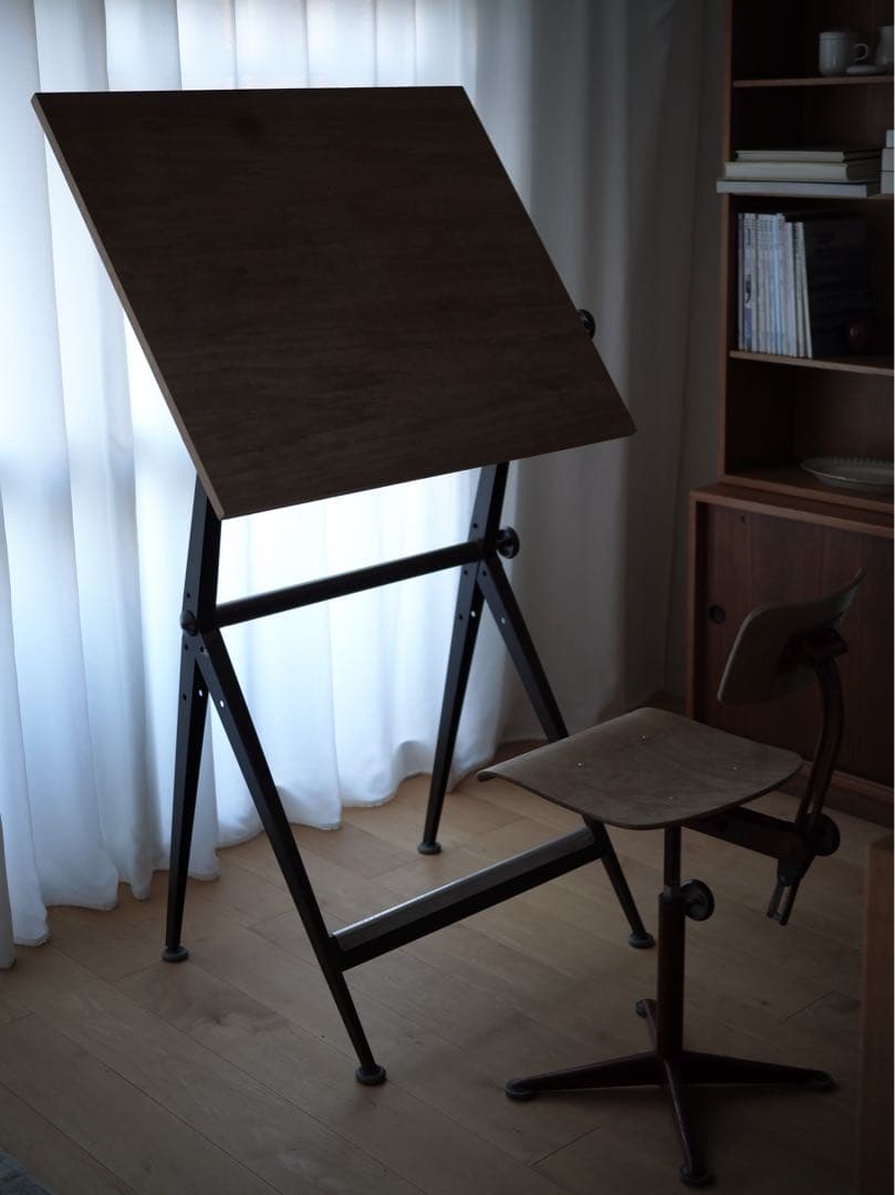 フリソ•クラマー　ドラフティングテーブル&チェア
