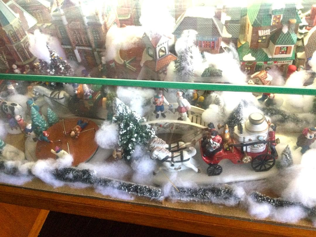 クリスマスジオラマ　冬のミニチュア　ガラスショーケース　照明　陶器　ヴィレッジ